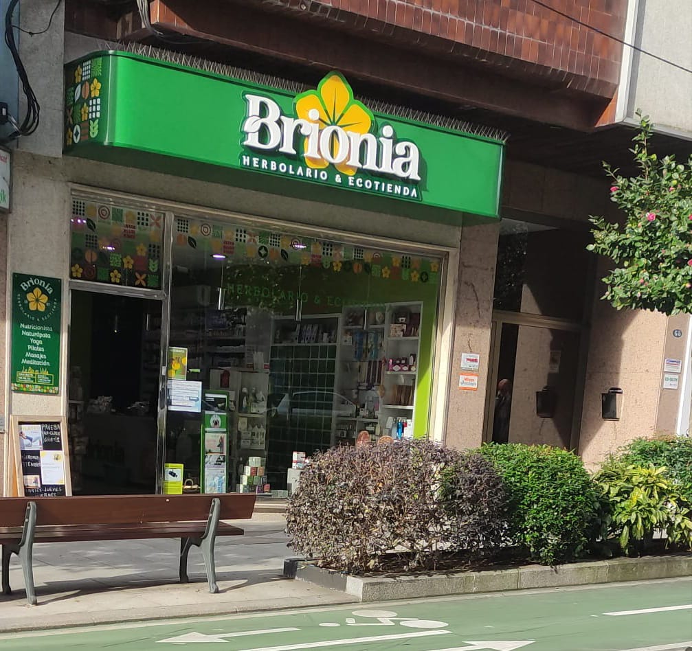 puerta y fachada del herbolario de Brionia en la calle Camelias en Vigo